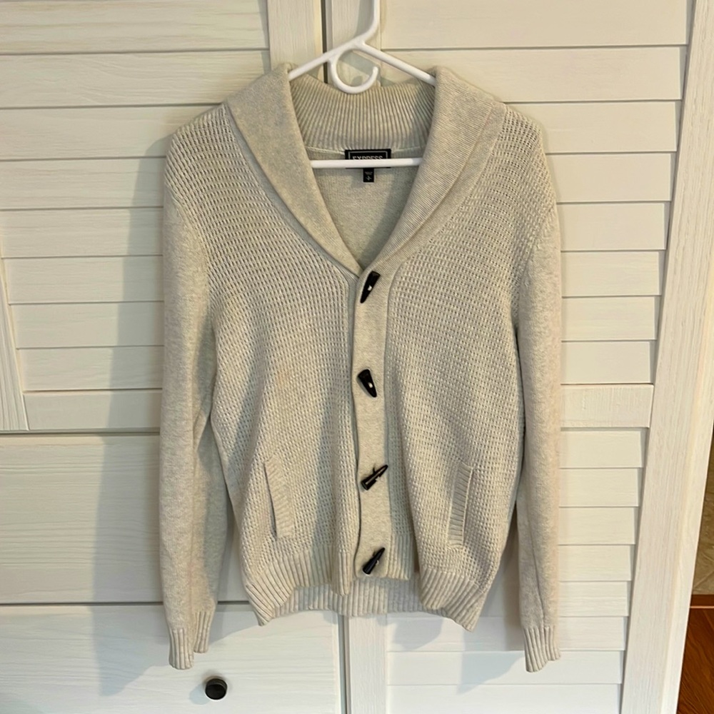 NEW EXPRESS MENS CARDIGAN SIZE SMALL 2 SIDE POCKETS LONG SLEEVE NICE DETAILS